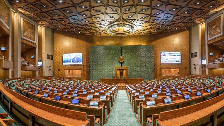 लोकसभा आणि राज्यसभेच्या आजी-माजी खासदारांचे वेतन व भत्त्यांमध्ये 24 टक्क्यांची भरघोस वाढ करण्यात आली आहे. सोमवारी केंद्र सरकारने यासंदर्भात अधिसूचना जारी केली.