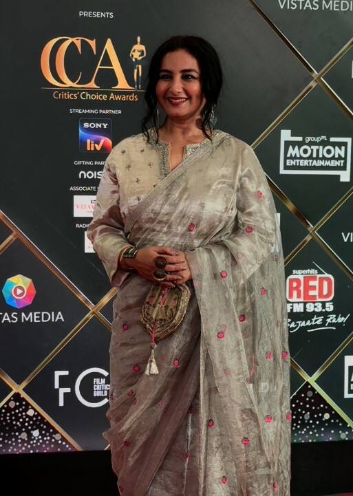 फेमस एक्ट्रेस दिव्या दत्ता ने भी इस अवॉर्ड नाइट में शिरकत की. जो नेट की साड़ी में बेहद खूबसूरत लग रही हैं.