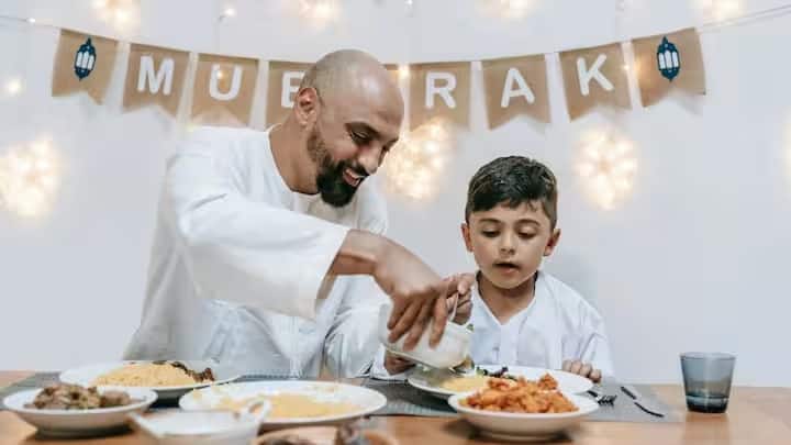 આ વર્ષે ઈદ 31 માર્ચ એટલે કે સોમવારે મનાવવામાં આવશે. આ દિવસે, નવા કપડાં ખરીદવામાં આવે છે અને મિત્રો અને સંબંધીઓને ભેટ આપવામાં આવે છે અને સેવૈયા પીરસવામાં આવે છે