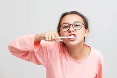 Lifestyle: દાંતોને બ્રશ કરવાની શું છે સાચી રીત ? શું તમે પણ કરો છો આ ભૂલ