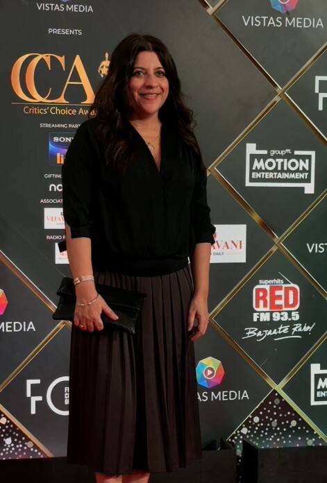 फिल्ममेकर जोया अख्तर भी Critics Choice Awards 2025 में पहुंची. जिन्होंने पैपराजी को कई सारे पोज भी दिए.