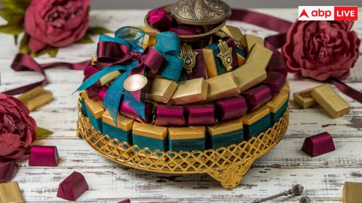 पन्ना से बना डायमंड टॉप: पन्ना जड़ित डायमंड टॉप खूबसूरत दिखाई देता हैं. हरे-भरे पन्ने समृद्धि का प्रतीक हैं. जबकि चमकदार हीरे चमक का स्पर्श जोड़ते हैं. ये झुमके उन लोगों के लिए एक आदर्श ईद उपहार हैं जो बढ़िया आभूषण और जीवन में बेहतरीन चीजों की सराहना करते हैं.