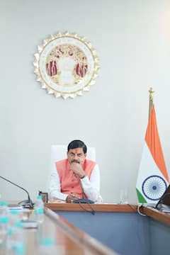 60 साल के हुए CM मोहन यादव, भोपाल में कुष्ठ रोगियों के बीच मनाया जन्मदिन, भोजन, फल और वस्त्र किए भेंट