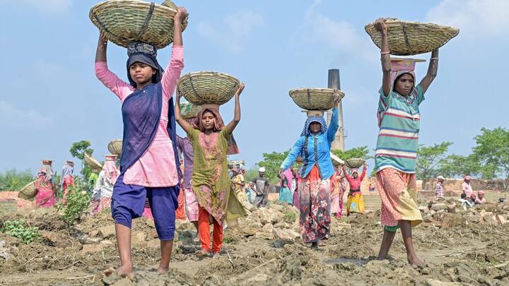 আপাতত স্বাভাবিকের নিচে সর্বোচ্চ ও সর্বনিম্ন তাপমাত্রা। সকালে সন্ধ্যায় মনোরম পরিবেশ। বেলা বাড়লে ধীরে ধীরে উষ্ণতা বাড়বে। পরিষ্কার আকাশ।