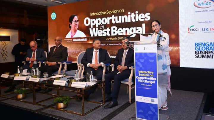 জ্বালানির ওপর কর মকুবেরও প্রস্তাবও রাখেন মুখ্যমন্ত্রী। তিনি আরও বলেন, 'ব্রিটিশ এয়ারওয়েজের কাছে অনুরোধ , তারা যেন কলকাতা থেকে লন্ডন বিমান চালু করেন। এই রুটের বিমানের সব আসনই ভর্তি থাকে। বানিজ্যিক ভাবেও আপনারা লাভবান হবেন।'