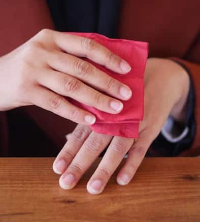 ਜੇਕਰ ਤੁਸੀਂ ਜ਼ਿਆਦਾ ਪਾਣੀ ਜਾਂ ਰਸਾਇਣਾਂ ਦੇ ਸੰਪਰਕ ਵਿੱਚ ਆਉਂਦੇ ਹੋ ਤਾਂ ਦਸਤਾਨੇ ਪਾਓ। ਖਾਸ ਕਰਕੇ ਭਾਂਡੇ ਧੋਣ ਤੇ ਡਿਟਰਜੈਂਟਾਂ ਨੂੰ ਦੀ ਵਰਤੋਂ ਕਰਨ ਵੇਲੇ ਦਸਤਾਨੇ ਪਹਿਨਓ।