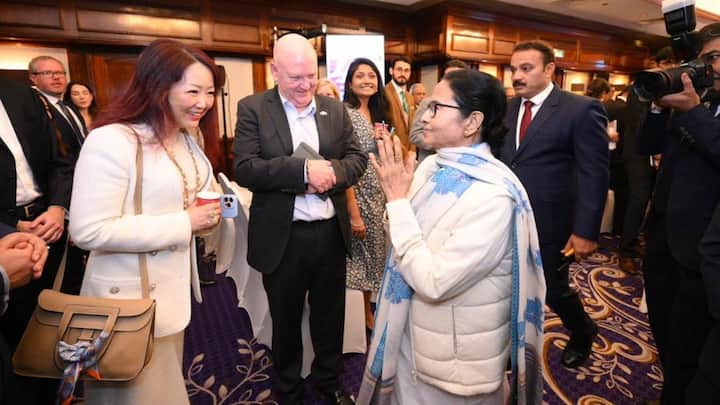 CM Mamata Banerjee on London Business Summit :  দেউচা-পাচামির প্রসঙ্গ টেনে ব্রিটেন থেকে লগ্নির আহ্বান জানিয়েছেন মুখ্যমন্ত্রী মমতা বন্দ্যোপাধ্যায়।