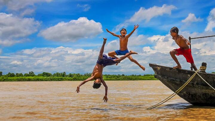 দক্ষিণবঙ্গে দিনের তাপমাত্রা বা সর্বোচ্চ তাপমাত্রা জেলায় জেলায় স্বাভাবিকের বেশ কিছুটা নিচে। রাতের তাপমাত্রা স্বাভাবিকের কাছাকাছি। ক্রমশ বাড়বে তাপমাত্রা। ধীরে ধীরে ঊর্ধ্বমুখী হবে দিন ও রাতের পারদ। আগামী ৪-৫ দিনের মধ্যে তাপমাত্রা চার থেকে ছয় ডিগ্রি সেলসিয়াস বাড়তে পারে বলে অনুমান আবহাওয়াবিদদের।