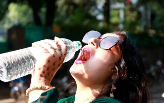 રાજ્યમાં ફરી એકવાર આકરી ગરમી શરૂ થઇ ગઇ છે. માર્ચના અંતિમ દિવસોમાં સમગ્ર ગુજરાતમાં ગરમીનું તાપમાન સતત વધી રહ્યું છે. તાજા આંકડા પ્રમાણે, રાજ્યના 9 શહેરોમાં ગરમીનો પારો 40 ડિગ્રીને પાર પહોંચ્યો છે, અને આગામી 2 દિવસમાં ગરમીનો પારો હજુ પણ 42 ડિગ્રીએ પહોંચી શકે છે.