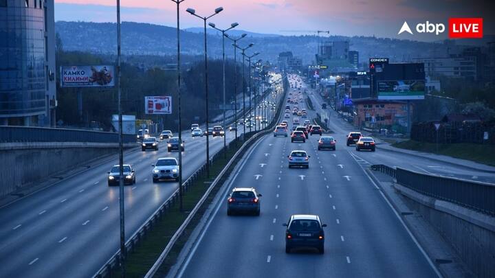 Faridabad-Noida-Ghaziabad Expressway: 56 किलोमीटर लंबे एक्सप्रेसवे को छह लेन के राजमार्ग के रूप में डिजाइन किया गया है, जिसमें जरूरत पड़ने पर इसे आठ लेन तक विस्तारित करने का प्रावधान है.