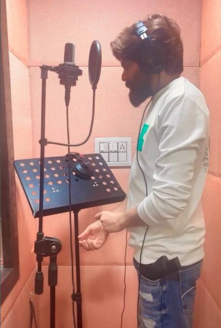 ਮਸ਼ਹੂਰ ਗਾਇਕ ਦੇ ਸ਼ੋਅ 'ਚ ਮੱਚੀ ਤਰਥੱਲੀ, ਪੁਲਿਸ ਨੇ ਸਟੇਜ 'ਤੇ ਆ ਖੋਹਿਆ ਮਾਈਕ; ਫਿਰ...