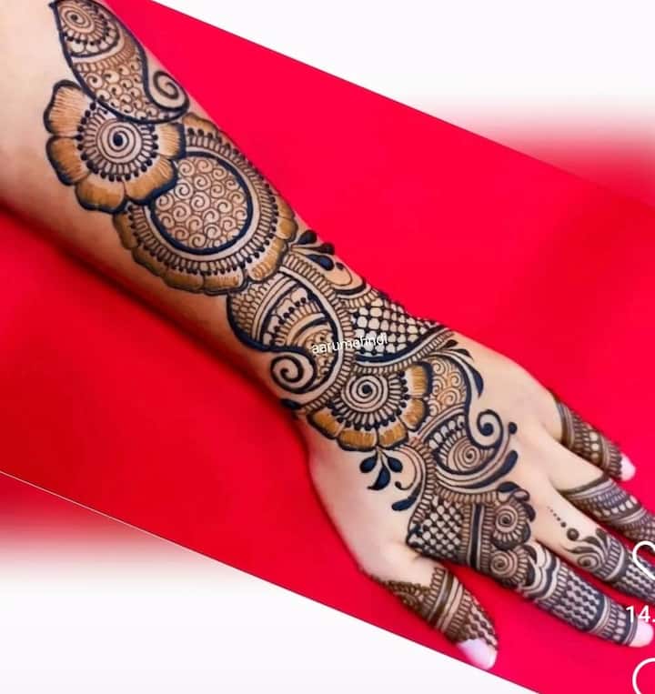 If you have less time on Eid and you want to apply beautiful mehndi, then you can apply such a small fine arabian design.