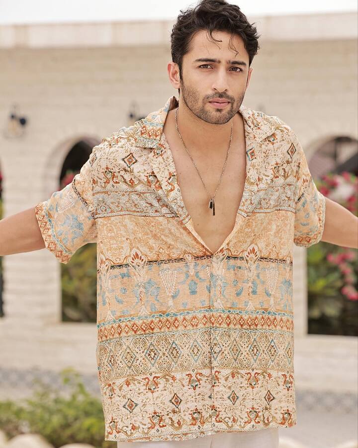 हम बात कर रहे हैं ‘दो पत्ती’ के जरिए लोगों के दिलों पर छाने वाले एक्टर शाहीर शेख की. जिन्होंने अपना करियर टीवी से शुरू किया था. लेकिन अब वो बड़े पर्दे के भी पॉपुलर एक्टर बन चुके हैं.