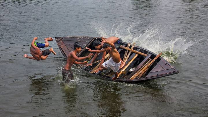 উইকেন্ডে ৩৬ ডিগ্রি সেলসিয়াস কলকাতার তাপমাত্রা ছুঁতে পারে। পশ্চিমের জেলায় ৪০ ডিগ্রি সেলসিয়াস ছুঁই ছুঁই হতে পারে তাপমাত্রা। আপাতত ৪-৫ দিনে বৃষ্টির কোনও সম্ভাবনা নেই দক্ষিণবঙ্গে।