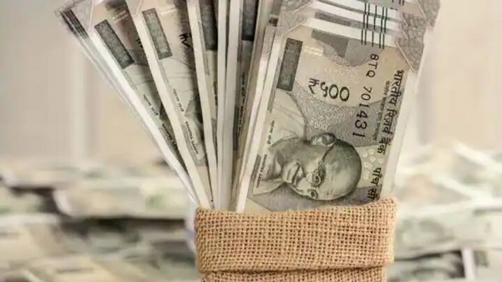 खासदारांचा दैनंदिन भत्ता दोन हजारावरुन अडीच हजार रुपये  करण्यात आला आहे.