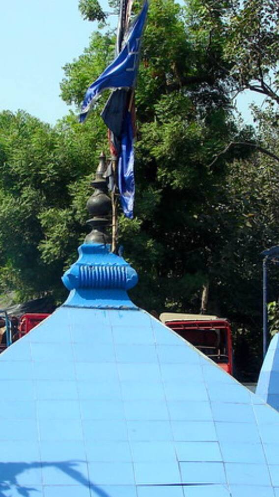दिल्ली में कहां है नीली छतरी वाली मंदिर?