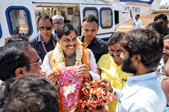 उन्होंने कुष्ठ रोगियों पर पुष्प वर्षा की. कुष्ठ रोगी भी मुख्यमंत्री के अप्रत्याशित दौरे से हैरान रह गए. मुख्यमंत्री ने कुष्ठ रोगियों को भोजन परोसा. फल, खाद्य सामग्री, वस्त्र और दैनिक उपयोग की सामग्री का भी वितरण किया गया.