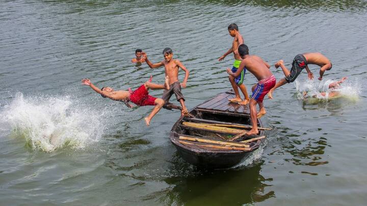 আগামী ৪-৫ দিনে ৫ ডিগ্রি সেলসিয়াস তাপমাত্রা বাড়তে পারে। আজ সর্বনিম্ন তাপমাত্রা ২৩.৭ ডিগ্রি। গতকাল দিনের সর্বোচ্চ তাপমাত্রা ছিল ২২.৬ ডিগ্রি। বাতাসে জলীয় বাষ্পের পরিমাণ বা আপেক্ষিক আর্দ্রতা ৪৫ থেকে ৯৩ শতাংশ। 