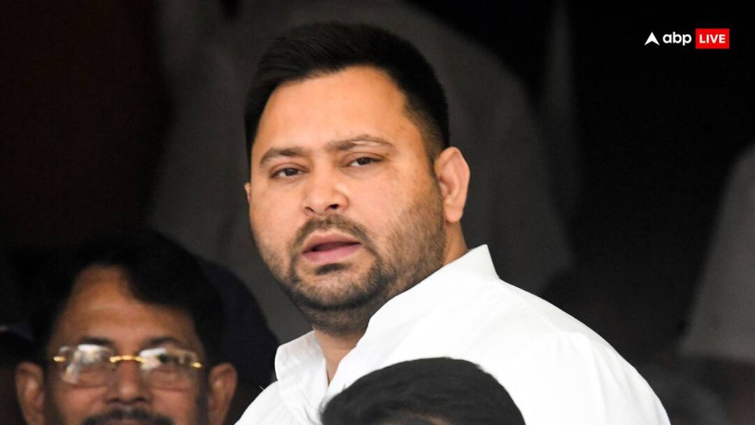 Bihar Politics: आरती तक खुद नहीं कर पा रहे सीएम, तो सरकार कैसे चल रही है? तेजस्वी यादव का बड़ा हमला Bihar Leader of Opposition Tejashwi Yadav made big statement on Nitish Kumar and law and order ANN Bihar Politics: आरती तक खुद नहीं कर पा रहे सीएम, तो सरकार कैसे चल रही है? तेजस्वी यादव का बड़ा हमला