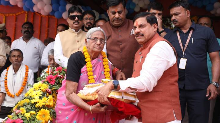 CM Mohan Yadav Birthday: मध्य प्रदेश के मुख्यमंत्री मोहन यादव आज 60 साल के हो गए हैं. जन्मदिन पर उन्हें बधाई संदेश भेजे जा रहे हैं. उन्होंने महात्मा गांधी कुष्ठ आश्रम पहुंचकर जन्मदिन मनाया.