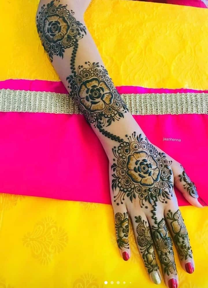 On the occasion of Bakrid, you can also create leaf designs by making such big flowers in the opposite hand.