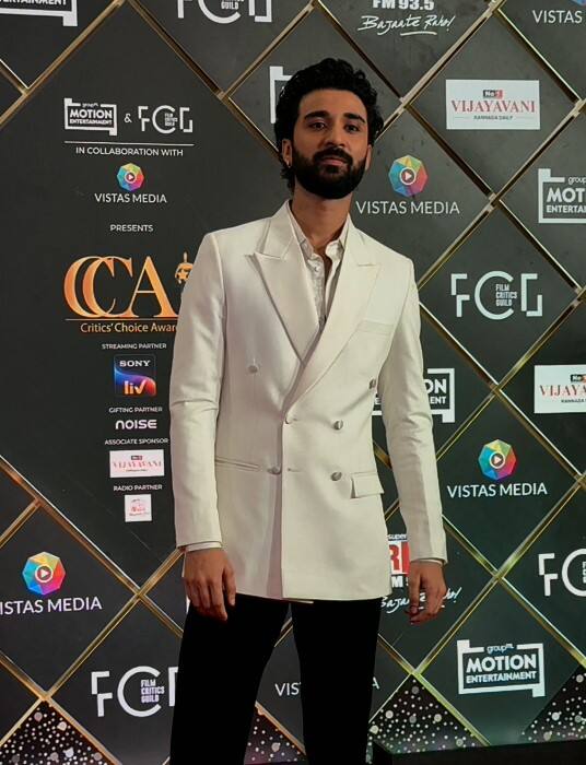 Critics Choice Awards 2025 में एक्टर राघव जुयाल ने भी शिरकत की. जो इस दौरान व्हाइट ब्लेजर में हैंडसम लग रहे थे.