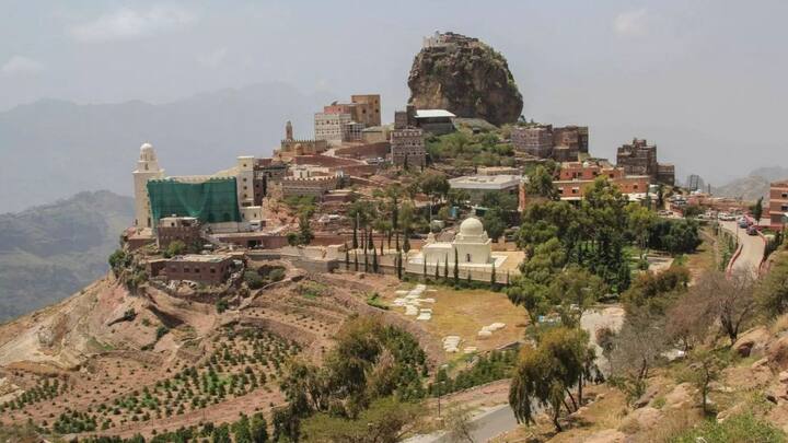 Al Hutaib Village Of Yemen: दुनिया में कई जगह हैं जहां बहुत बारिश होती है, लेकिन एक गांव ऐसा भी है, जहां कभी बारिश ही नहीं होती है. यह गांव यमन देश में स्थित है.