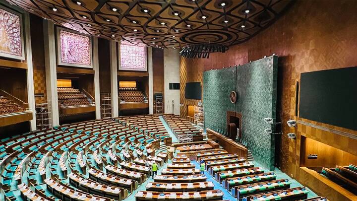 खासदारांच्या भत्त्यामध्येही मोठी वाढ करण्यात आली आहे. खासदारांना मतदारसंघातील खर्चासाठी प्रत्येक महिन्याला 70 हजार, कार्यालयीन भत्ता 60 हजार तसेच संसदेच्या अधिवेशनाच्या काळात दैनंदिन भत्ता 2000 रुपये दिला जातो. या भत्त्यामध्ये वाढ केली जाणार आहे. याशिवाय, खासदारांना दिल्लीत सरकारी निवासस्थान दिले जाते. या घरात 50 हजार युनिट वीज व 4 हजार लीटर पाणी मोफत दिले जाते.