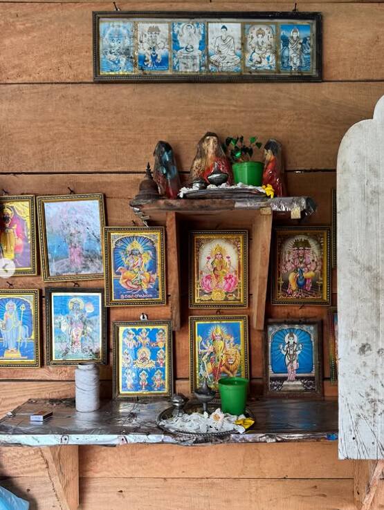 कपल ने भगवान के फोटोज की तस्वीरें भी शेयर की हैं.