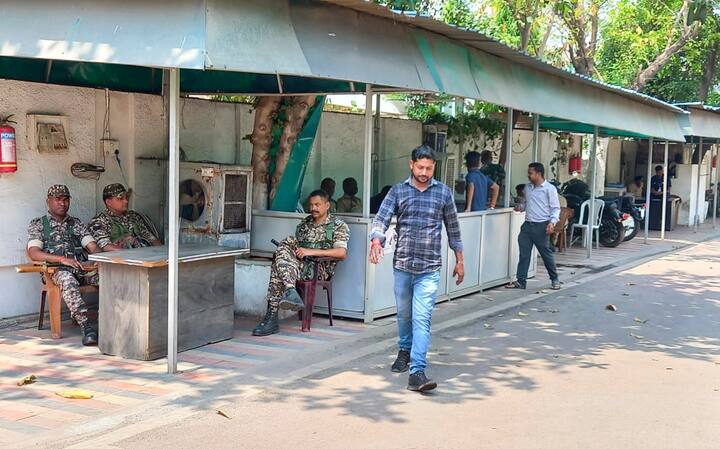 एजेंसी की टीमें रायपुर और भिलाई में बघेल के आवासों पर पहुंचीं, साथ ही एक वरिष्ठ पुलिस अधिकारी और पूर्व मुख्यमंत्री के करीबी सहयोगी के घरों पर भी आज छापे मारे गए.