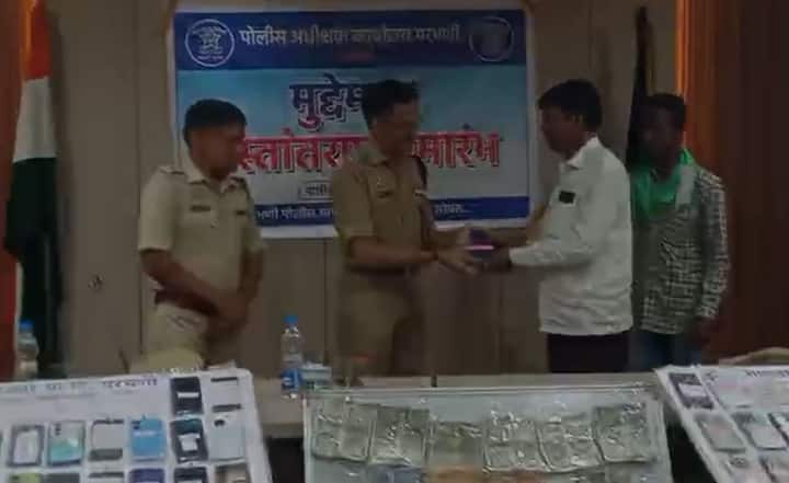 परत केलेल्या मुद्देमालात 14 लाखांचे मोबाईल, 8.50 लाख रुपये रोख तर 1 लाखाचे सोने होते