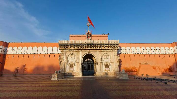 करणी मंदिर को चूहों का मंदिर के नाम से भी जाना जाता है, दरअसल यह मंदिर राजस्थान के बीकानेर जिले में है. इस मंदिर को अनोखे मंदिरों में से एक इसलिए माना जाता है, क्योंकि इस मंदिर में लगभग 25 हजार से भी ज्यादा चूहे रहते हैं. साथ ही इस मंदिर में चूहों का खाया हुआ प्रसाद दिया जाता है.