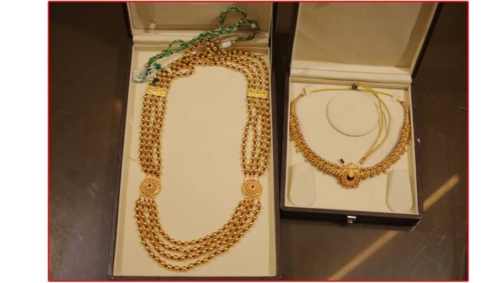 ठाणे येथील भाविक राकेश परशुराम दलाल व रुपेश परशुराम दलाल यांनी आपल्या वडीलांच्या स्मरणार्थ सोन्याचा चार पदरी हार पदकासह व ठुशी असे सुमारे 73.950 ग्रॅम वजनाचे दागिने अर्पण केलेले आहेत. त्याची अंदाजे किंमत 5 लाख 82 हजार आहे.