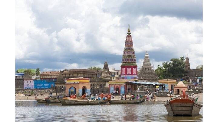 पंढरीचा पांडुरंग हा गरीब शेतकऱ्यांचा देव आहे, महाराष्ट्राच्या कानाकोपऱ्यातून भाविक येतात. लाडक्या पांडुरंगाला पाहून मनातून काही अर्पण करतात. रोख रक्कमेसह मौल्यवादन दागिनेही अर्पण केले जातात.