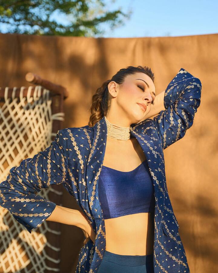 हंसिका मोटवानीबद्दल असे म्हटले जाते की, तिच्या आईने तिला मोठे दिसण्यासाठी हार्मोनल इंजेक्शन दिले होते.