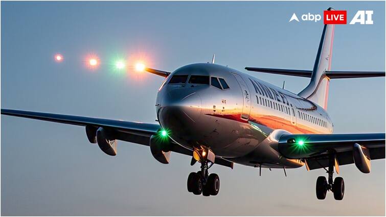 Airplane navigation lighting system Know why the green and red lights blink on both sides of the plane रात में हवाई जहाज के एक तरफ लाल तो दूसरी तरफ ग्रीन लाइट क्यों जलती है? नहीं जानते होंगे आप
