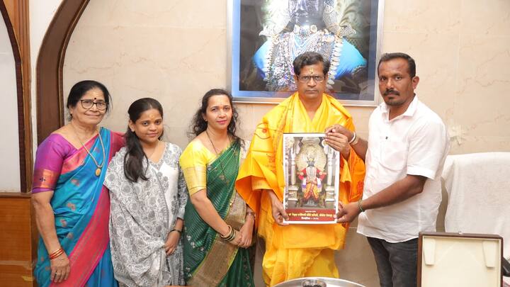 श्री विठ्ठल रूक्मिणी मंदिर समितीस आज भाविकांकडून सोन्याचा चार पदरी हार पदकासह, ठुशी व चेन असे 6 लाख 50 हजार किंमतीचे दागिने व 2 लक्ष रूपयाची देणगी देण्यात आली आहे.