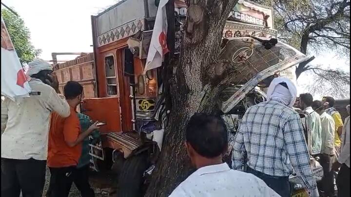 अकोल्यातल्या पातुर बाळापूर रस्त्यावरील वाडेगाव जवळ हा अपघात झाला. बाळापूरकडून वाशिमकडं जाणाऱ्या ट्रकने एका स्कूल वाहनाला जोरदार धडक दिल्याने हा अपघात झालाय.