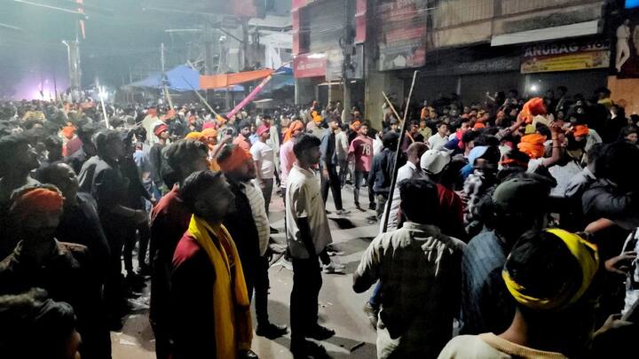 स्थिति को नियंत्रण में लाने के बाद संवेदनशील इलाकों और मार्गों पर अतिरिक्त पुलिस बल और मजिस्ट्रेट तैनात किए गए. मौके पर तैनात मजिस्ट्रेट की शिकायत के आधार पर सदर थाने में दोनों समुदाय के पांच-पांच नामजद लोगों और 200 अज्ञात व्यक्तियों के खिलाफ मामला दर्ज किया गया है. फिलहाल, स्थिति शांतिपूर्ण और नियंत्रण में है.