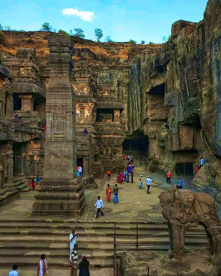 इन मंदिरों में कैलासा मंदिर भी शामिल है, यह मंदिर एलोरा की गुफाओं में बना हुआ है. इस मंदिर की खास बात यह है कि यह मंदिर एक ही चट्टान को काटकर बनाया गया है. कैलासा मंदिर की लंबाई लगभग 300 फीट है तो वहीं इसकी चौड़ाई 175 फीट है. कहा जाता है कि इस मंदिर को आलौकिक शक्तियों ने बनाया था.