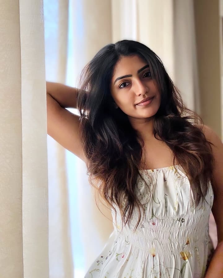 తెలుగు అమ్మాయి, తన నటనతో ప్రేక్షకులను ఆకట్టుకున్న యంగ్ హీరోయిన్ ఈషా రెబ్బా. ఆవిడను డస్కీ బ్యూటీ అని కొందరు అంటారు. రంగుదేముంది? ఆవిడ ముఖంలో కళ బావుంటుందని ఇంకొందరు చెబుతారు. ఈషా రెబ్బా ఎలా ఉన్నా బాగుంటుందనేది ఆవిడ ఫ్యాన్స్ చెప్పే మాట. (Image Courtesy: yourseesha / Instagram)