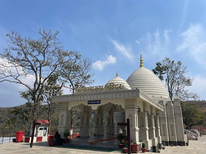 कामाख्या मंदिर नीलाचल पहाड़ी पर है, इस मंदिर को सबसे अनोखा इसलिए माना जाता है क्योंकि यहां देवी सती की योनि की पूजा की जाती है. आमतौर पर मंदिरों में पुरुष बेझिझक जा सकते हैं लेकिन इस मंदिर में पुरुषों के जाने पर मनाही है. कहा जाता है कि इस मंदिर की जगह माता सती की योनि गिरी थी.