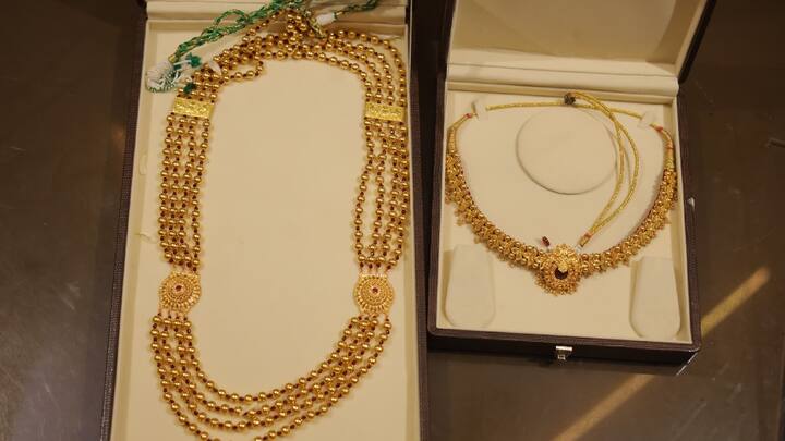 छत्रपती संभाजी नगर येथील विठ्ठल भक्त संकेत भास्कर पंडित या भाविकानेही आजच 9.800 ग्रॅम वजनाची सोन्याची चेन अर्पण केली असून, त्याची 77 हजार इतकी किंमत होत आहे.