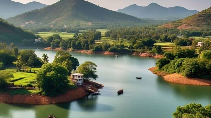 மன்னார் வளைகுடா மற்றும் அதனை ஒட்டிய பகுதிகளில் ஒரு வளி மண்டல கீழடுக்கு சுழற்சி நிலவுகிறது. மேலும், தென்னிந்திய பகுதிகளின் மேல், வளி மண்டல கீழடுக்கு பகுதிகளில், கிழக்கு மற்றும் மேற்கு திசை காற்று சந்திக்கும் பகுதி நிலவுகிறது என வானிலை மையம் தெரிவித்துள்ளது