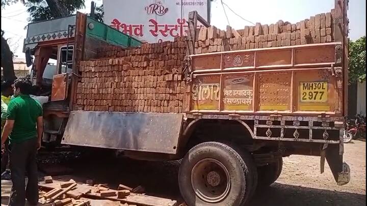त्यामुळे या ठिकाणी रस्ता रुंदीकरण करण्यात यावा तसेच वाहतूक पोलीस कार्यरत करण्यात यावे अशा मागणीसाठी या गावकऱ्यांचा रास्ता रोको सुरू आहे.