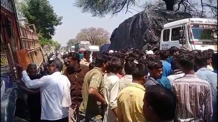 अपघातानंतर संतप्त नातेवाईकांचं स्थानिक नागरिकांनी रस्त्यावर रास्ता रोको आंदोलन सुरू केले.