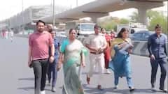 सड़क पर आवारा पशुओं को देखकर CM रेखा गुप्ता ने रोका काफिला, फिर जो हुआ वो तस्वीरों में देखें