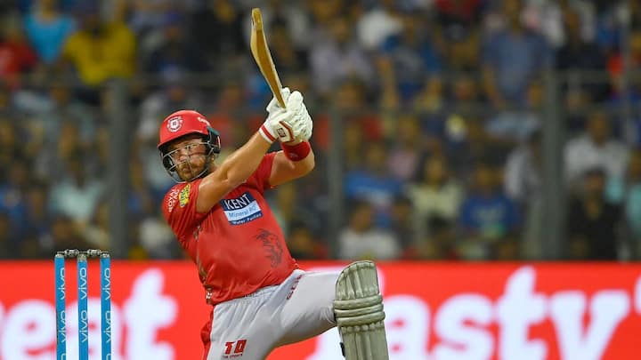 आयपीएलमध्ये सर्वाधिक संघांचे प्रतिनिधित्व करण्याचा विक्रम ऑस्ट्रेलियाचा माजी फलंदाज ॲरॉन फिंच याच्या नावावर आहे. फिंच त्याच्या आयपीएल कारकिर्दीत एकूण 9 फ्रँचायझींसाठी खेळला. त्याने 2010 मध्ये राजस्थान रॉयल्सकडून आपल्या कारकिर्दीला सुरुवात केली. नंतर तो दिल्ली डेअरडेव्हिल्स, पुणे वॉरियर्स इंडिया, सनरायझर्स हैदराबाद, मुंबई इंडियन्स, गुजरात लायन्स, किंग्ज इलेव्हन पंजाब, रॉयल चॅलेंजर्स बंगलोर आणि कोलकाता नाइट रायडर्सकडून खेळला. तो 2022 मध्ये ॲलेक्स हेल्सच्या जागी केकेआरमध्ये सामील झाला. यासोबतच त्याने सर्वाधिक फ्रँचायझींचा भाग असलेल्या खेळाडूचा विक्रमही केला. फिंचने आयपीएलमध्ये 10 हंगाम खेळले आणि 2005 धावा केल्या.