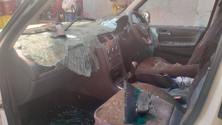 आगरा में राणा सांगा को लेकर जमकर बबाल हुआ. समाजवादी पार्टी के सांसद के घर पर प्रदर्शनकारियों ने जमकर तोड़फोड़ करते हुए पथराव किया. बड़ी संख्या में पहुंचे प्रदर्शनकारियों ने सपा सांसद रामजी लाल सुमन के आवास पर धावा बोल दिया और आवास के गेट को तोड़ने का प्रयास भी किया गया.