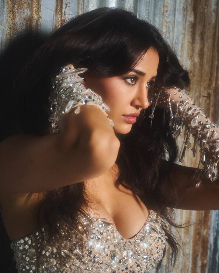 त्याचे फोटो सोशल मीडियावर व्हायरल होत आहेत आणि आता पुन्हा एकदा तिने तिच्या इंस्टाग्राम अकाउंटवर काही नवीन फोटो शेअर केले आहेत